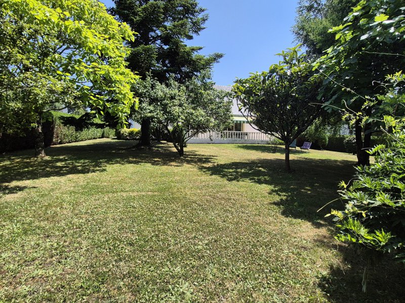 Maison à vendre à Surzur Maison de caractère 158 m2 sur terrain arobré de 1565 m2