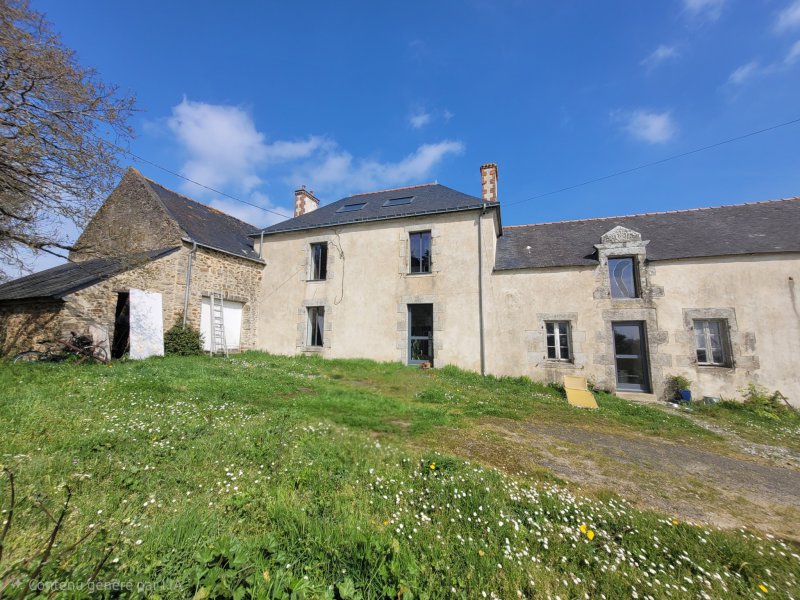 Maison à vendre à Ambon Propriété de 158m2 sur plus de 4.5ha de terres attenantes