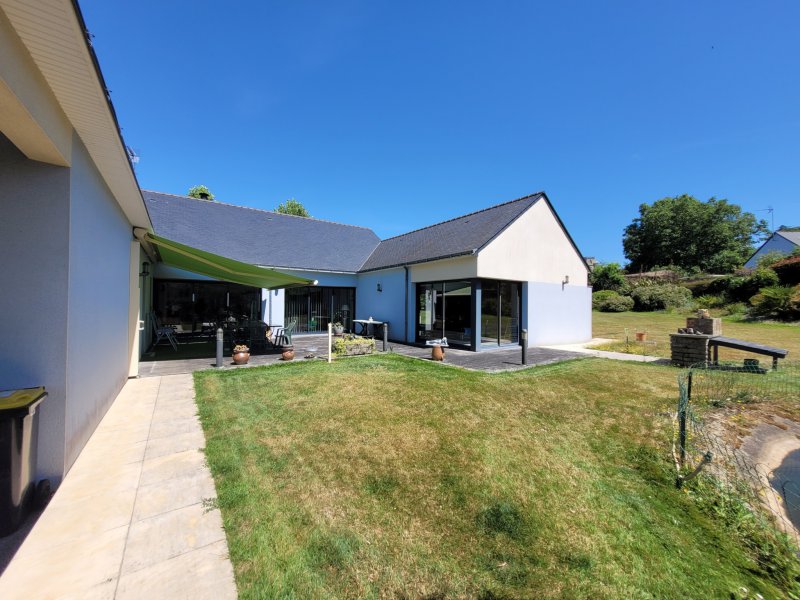 Maison à vendre à Ploërmel Maison plain pied de 177m2 avec piscine intérieure sur 3034m