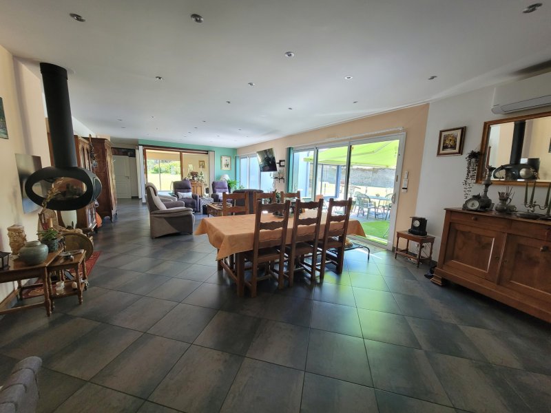 Maison à vendre à Ploërmel Maison plain pied de 177m2 avec piscine intérieure sur 3034m