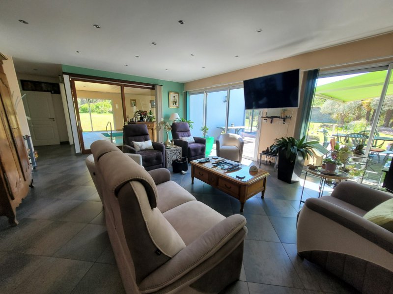 Maison à vendre à Ploërmel Maison plain pied de 177m2 avec piscine intérieure sur 3034m