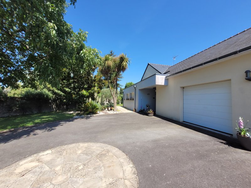 Maison à vendre à Ploërmel Maison plain pied de 177m2 avec piscine intérieure sur 3034m