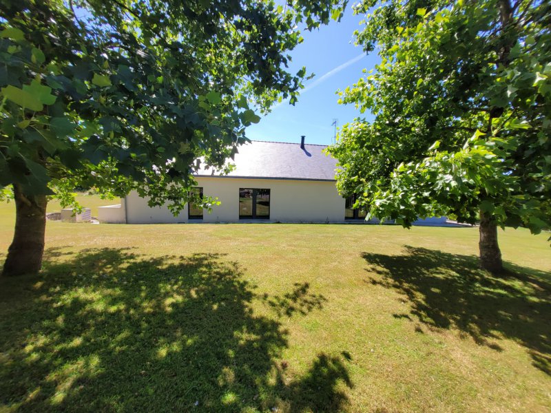 Maison à vendre à Ploërmel Maison plain pied de 177m2 avec piscine intérieure sur 3034m