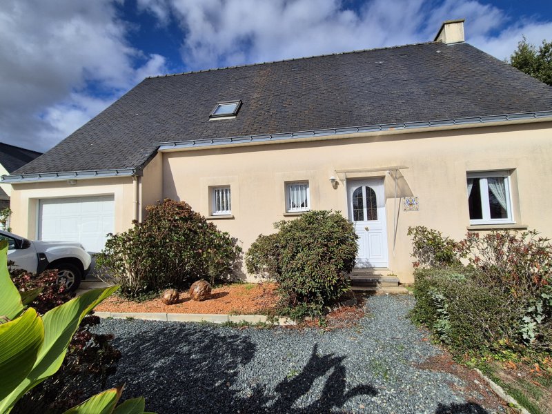 Maison à vendre à Ambon AMBON   Maison familiale 4 chbres à 150 m de la plage avec j