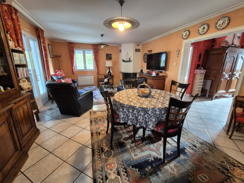 Maison à vendre à Ambon AMBON   Maison familiale 4 chbres à 150 m de la plage avec j